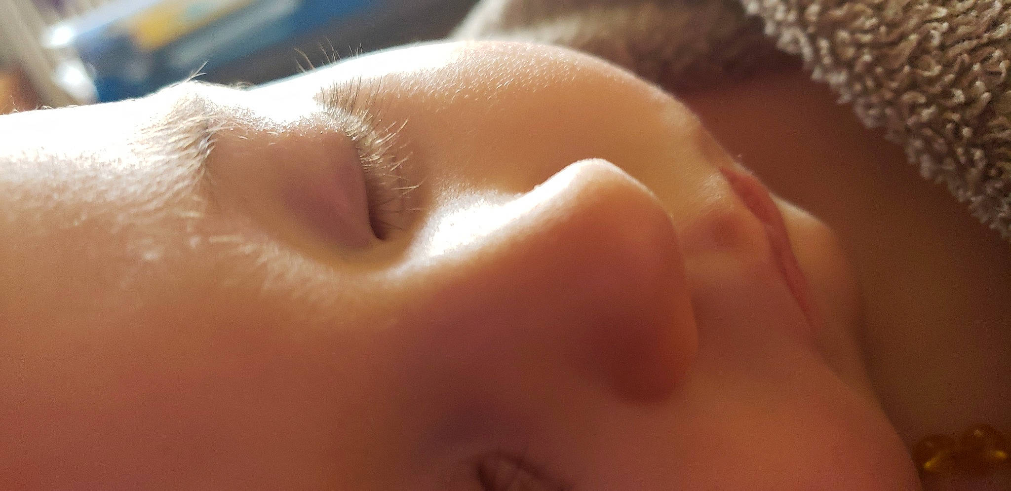 Lyna a rejoint le concours — aidez-le/la à gagner de superbes lots ! child, close_up, comfort, eyelash, fawn, flesh, flooring, fur, gesture, hardwood, macro_photography, nail, nose, peach, person, snout, tree, wood