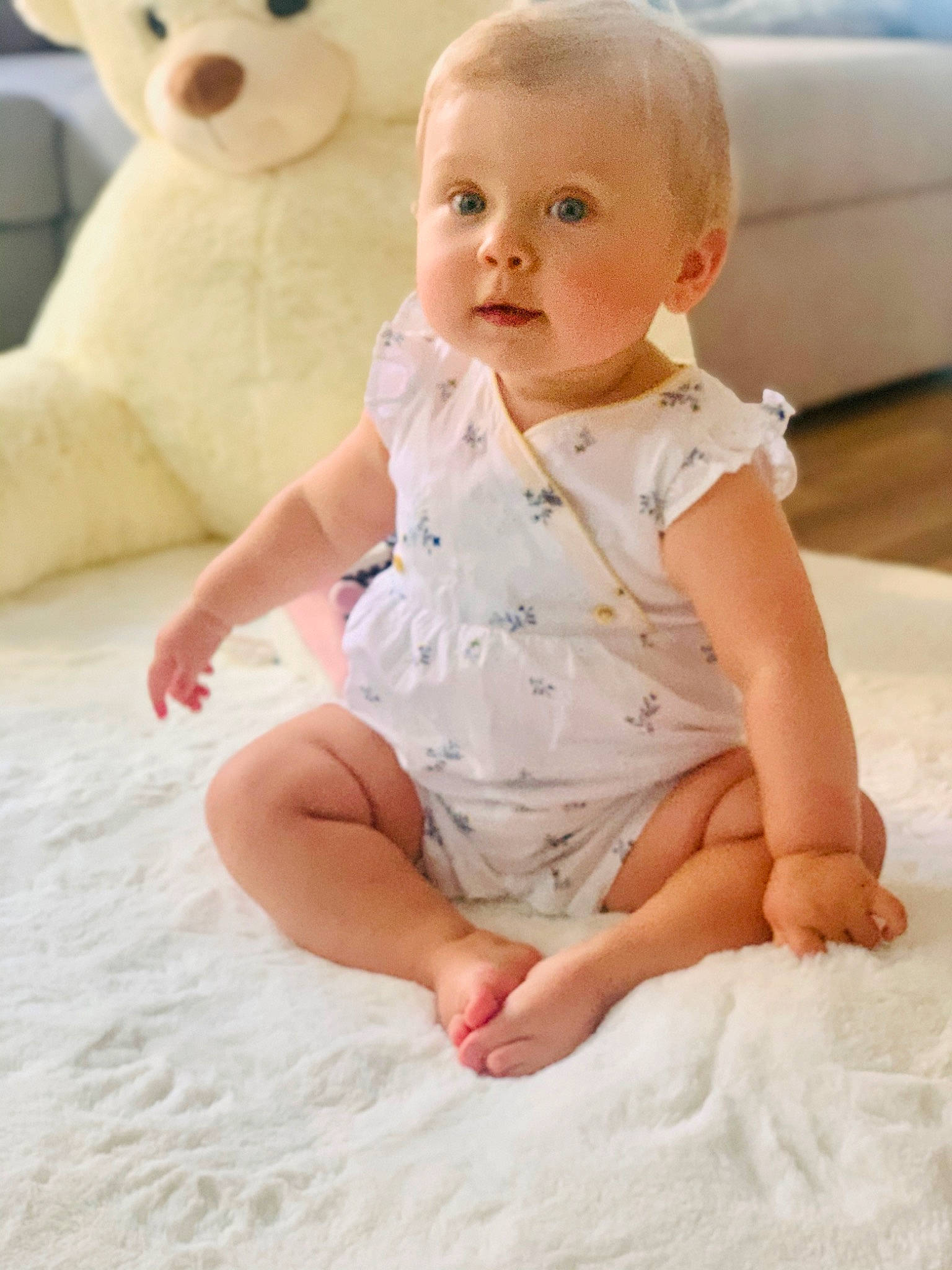 Romy participe au concours pour gagner de l'argent avec cette photo : baby, baby_products, baby_toddler_clothing, cheek, child, pattern, person, sitting, skin, sleeve, toddler