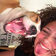 Tina a rejoint le concours — aidez-le/la à gagner de superbes lots ! person, dog, smiling, tongue_out, curly_hair, indoor, playful, closeup, happy, pet, mouth_open, joyful, friendship, fun, candid, face, nose_ring, black_shirt, light_skin, blurry