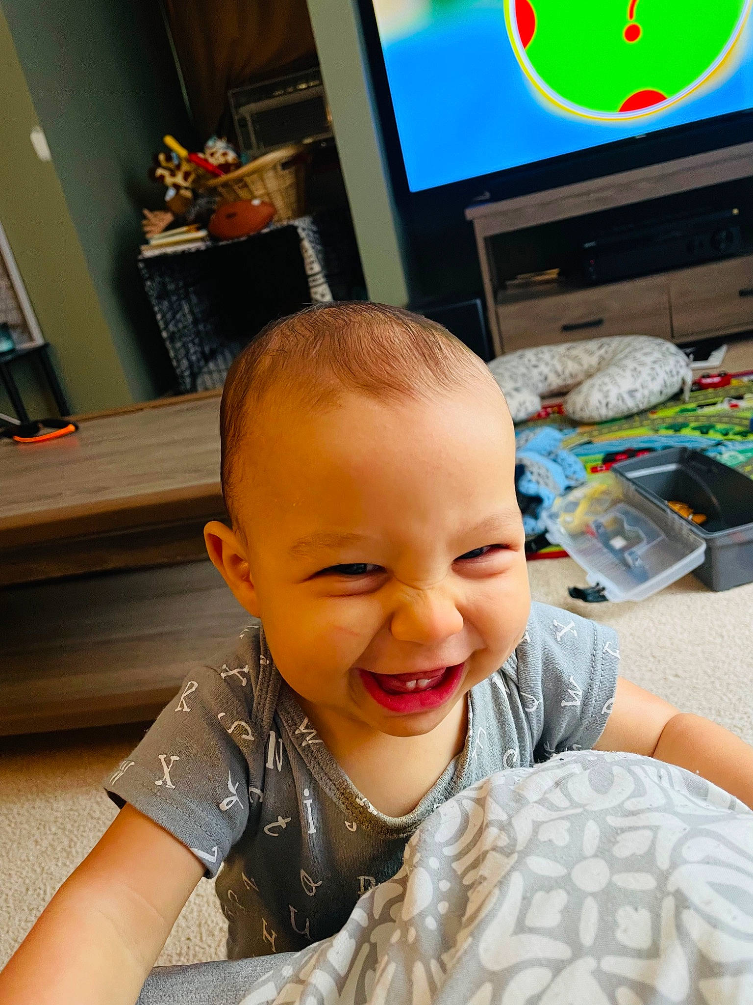 Emilio is registered to the contest to win money with this photo: baby, child, computer, computer_keyboard, desk, display_device, flooring, fun, green, happy, input_device, iris, joy, mouth, output_device, peripheral, person, personal_computer, smile, t_shirt