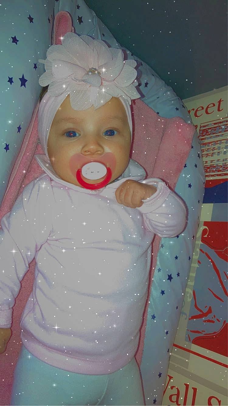 Levina a rejoint le concours — aidez-le/la à gagner de superbes lots ! baby, baby_products, baby_toddler_clothing, blue, cheek, child, eye, face, happy, head, headgear, headwear, pattern, person, pink, product, skin, sleeve, smile, textile