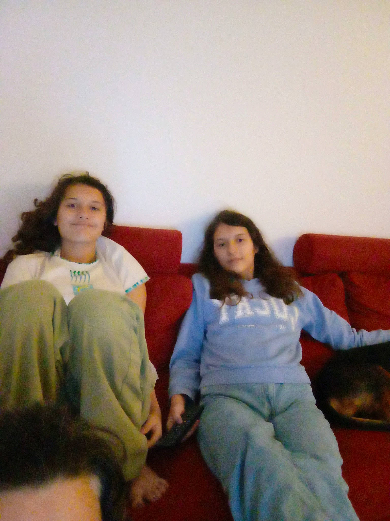 Anaïs Léa a rejoint le concours — aidez-le/la à gagner de superbes lots ! comfort, couch, event, facial_expression, flooring, fun, happy, human_leg, joy, knee, lap, leisure, living_room, person, room, shoulder, sitting, sofa_bed, t_shirt, thigh