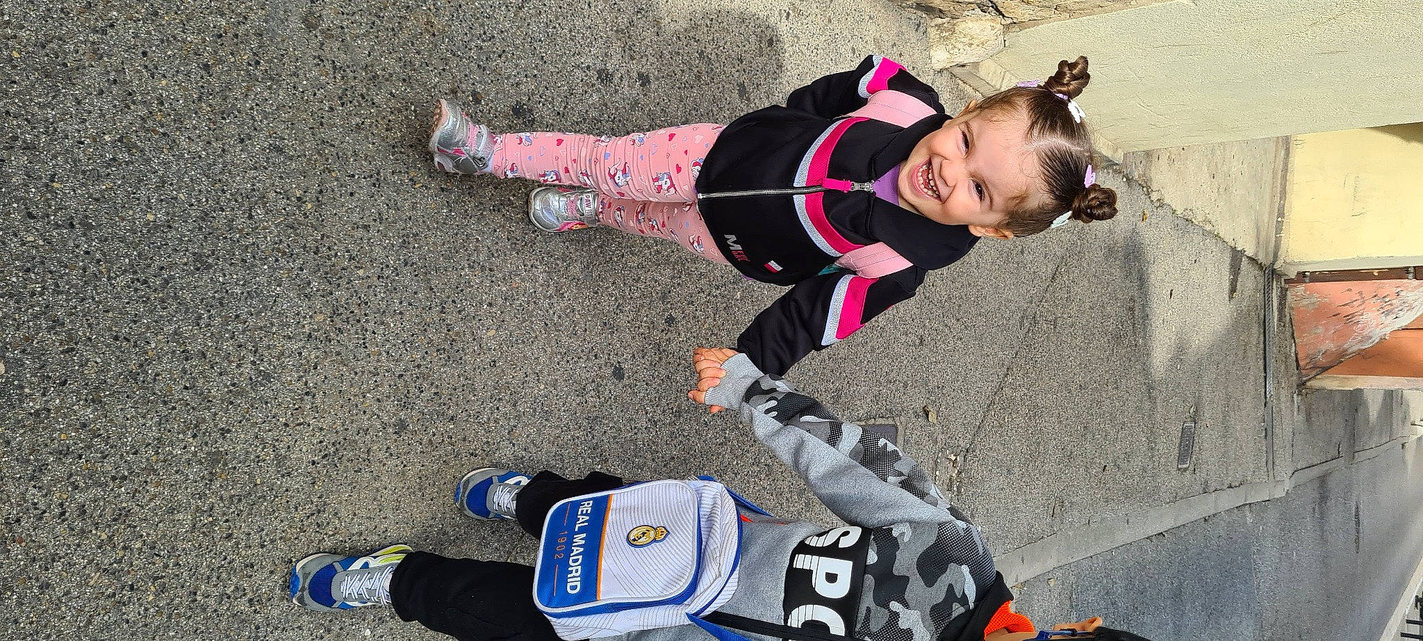 Catalina a rejoint le concours — aidez-le/la à gagner de superbes lots ! asphalt, boot, carmine, electric_blue, extreme_sport, fun, glove, joy, leisure, outdoor_shoe, person, personal_protective_equipment, play, recreation, shoe, smile, sneakers, sports_equipment, sports_gear, toddler