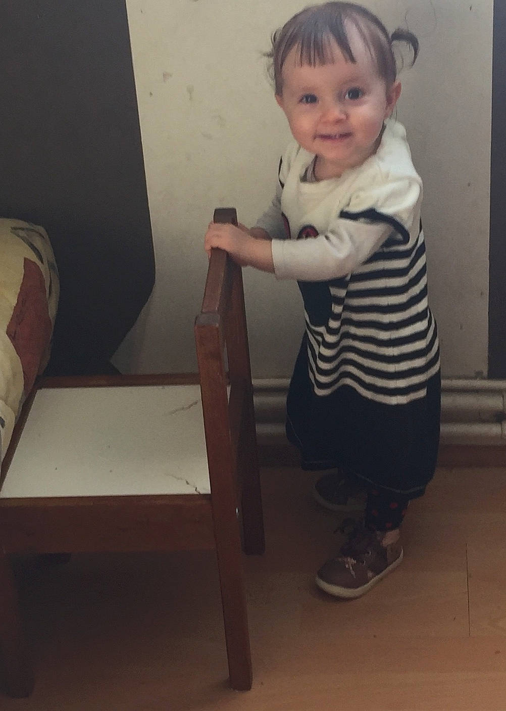 Elisabeth a rejoint le concours — aidez-le/la à gagner de superbes lots ! baby, baby_toddler_clothing, child, comfort, elbow, face, flooring, happy, hardwood, human_leg, joy, knee, leg, pattern, person, shoulder, sitting, sleeve, smile, standing
