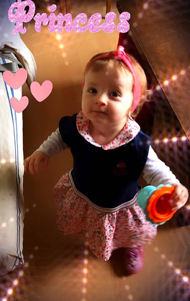 Elisabeth participe au concours pour gagner de l'argent avec cette photo : baby, baby_toddler_clothing, beauty, birthday, child, event, facial_expression, flightless_bird, fun, happy, holiday, magenta, party, party_supply, pattern, person, pink, sitting, snapshot, t_shirt