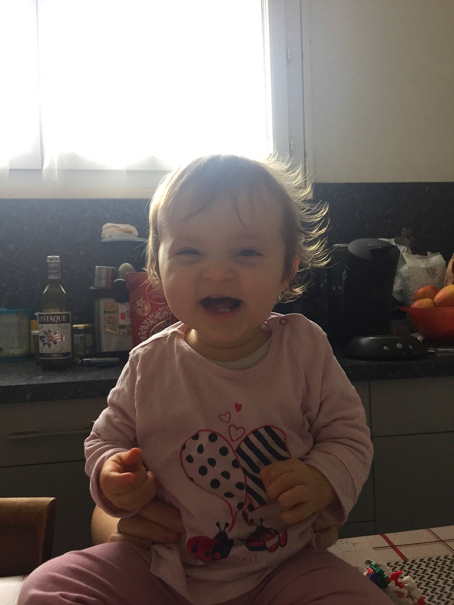 Elisabeth participe au concours pour gagner de l'argent avec cette photo : baby, baby_toddler_clothing, bottle, calabaza, child, computer_keyboard, cucurbita, eye, glass_bottle, human_body, input_device, living_room, mouth, nightwear, nose, peripheral, person, pumpkin, toddler