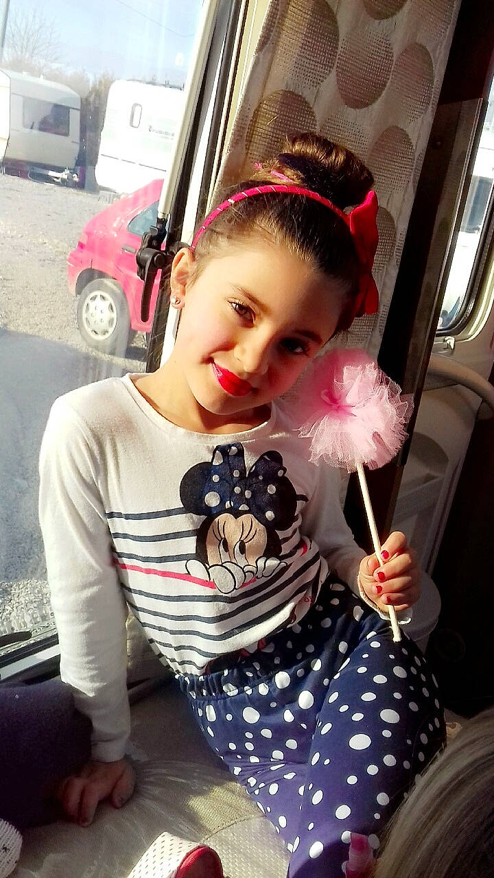 Thenessy participe au concours pour gagner de l'argent avec cette photo : child, cool, costume, daughter, design, ear, joy, pattern, person, pink, plant, polka_dot, shoulder, sleeve, toddler