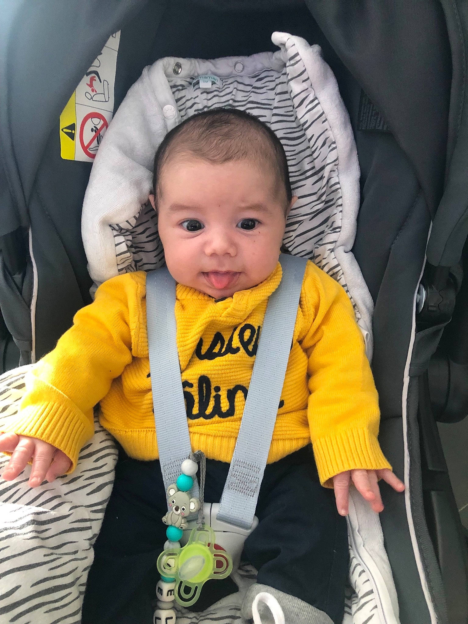 Celyan a rejoint le concours — aidez-le/la à gagner de superbes lots ! baby, baby_carriage, baby_in_car_seat, baby_products, car_seat, child, hoodie, jacket, outerwear, person, product, toddler, yellow