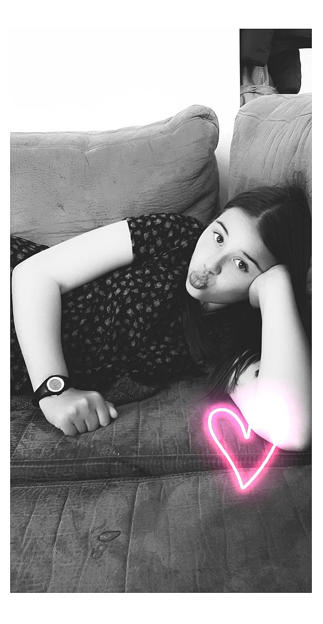 Norah participe au concours pour gagner de l'argent avec cette photo : black_and_white, black_hair, comfort, cool, couch, elbow, eyelash, flash_photography, hair, human_leg, knee, lip, long_hair, monochrome_photography, person, shoulder, sitting, style, thigh, watch