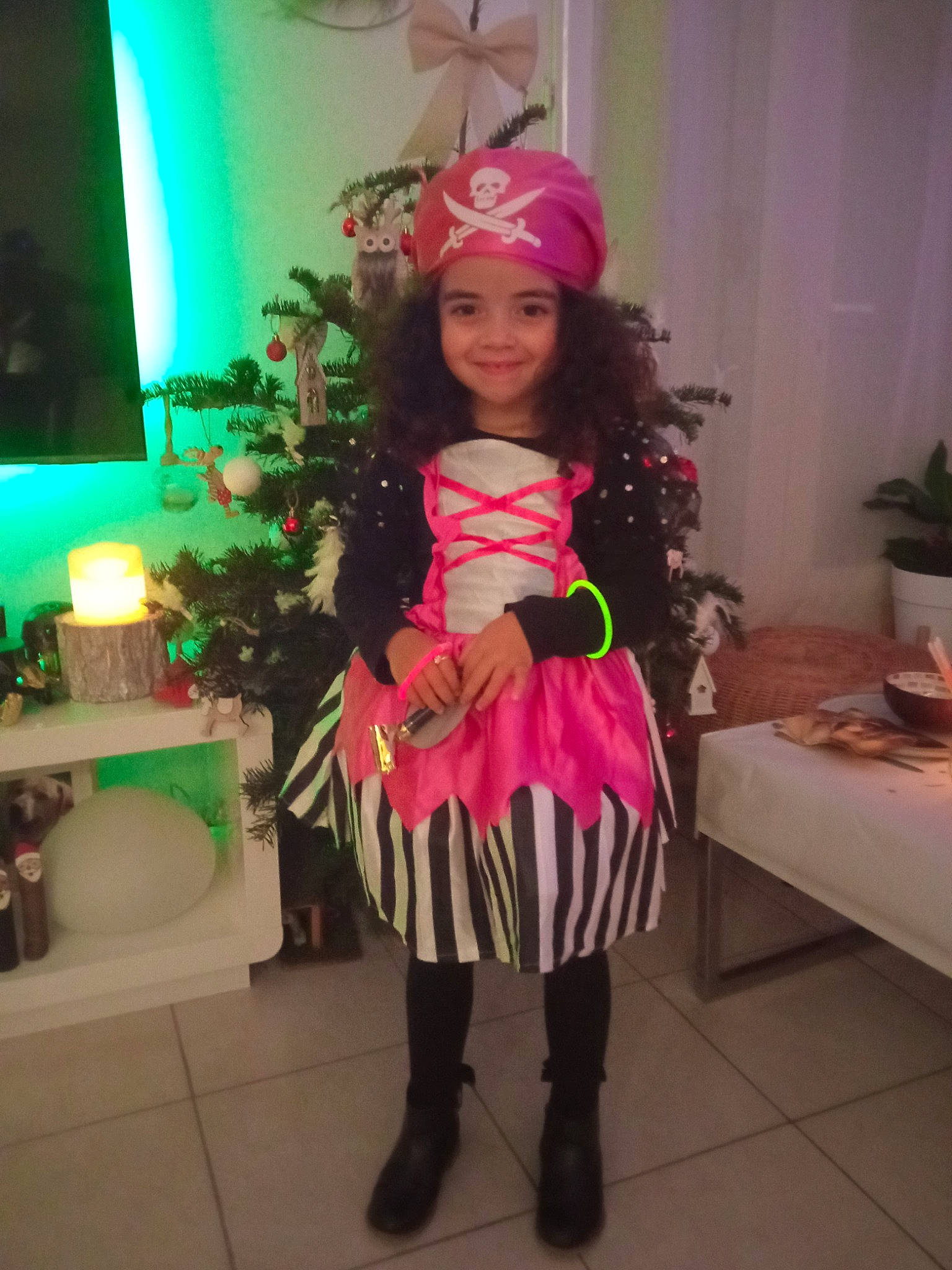 Maëlie a rejoint le concours — aidez-le/la à gagner de superbes lots ! boot, christmas_decoration, christmas_tree, costume, costume_hat, event, fashion_accessory, fashion_design, fun, hat, headwear, holiday, houseplant, joy, magenta, person, pink, plant, purple, room