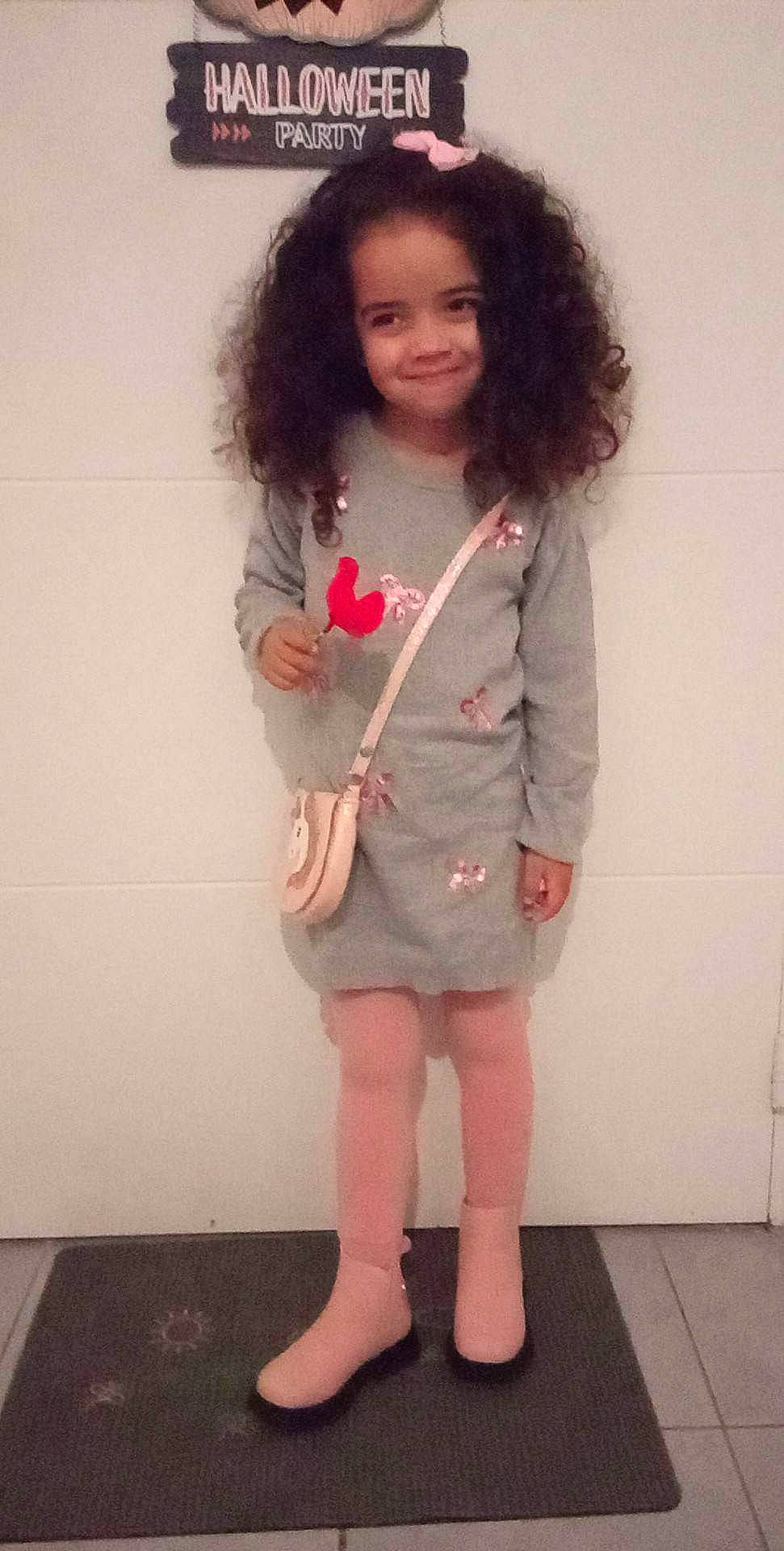 Maëlie participe au concours pour gagner de l'argent avec cette photo : arm, clothing, denim, face, fashion_design, flower, hair, happy, joy, knee, lip, outerwear, person, pink, skin, sleeve, smile, sock, t_shirt, thigh