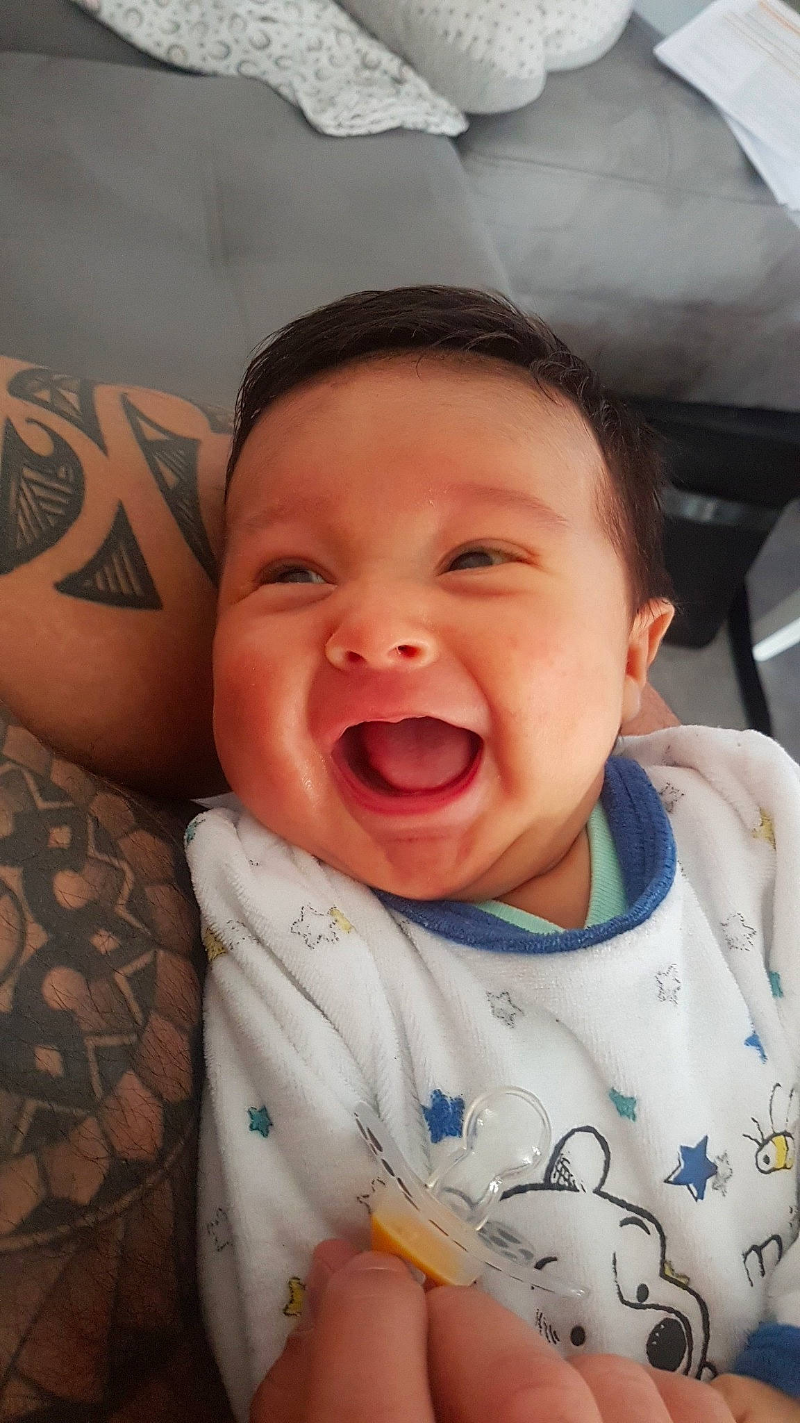 Kenzo participe au concours pour gagner de l'argent avec cette photo : baby, birth, cheek, child, chin, face, facial_expression, forehead, happy, head, laugh, lip, mouth, nose, person, skin, smile, toddler, tongue, yawn