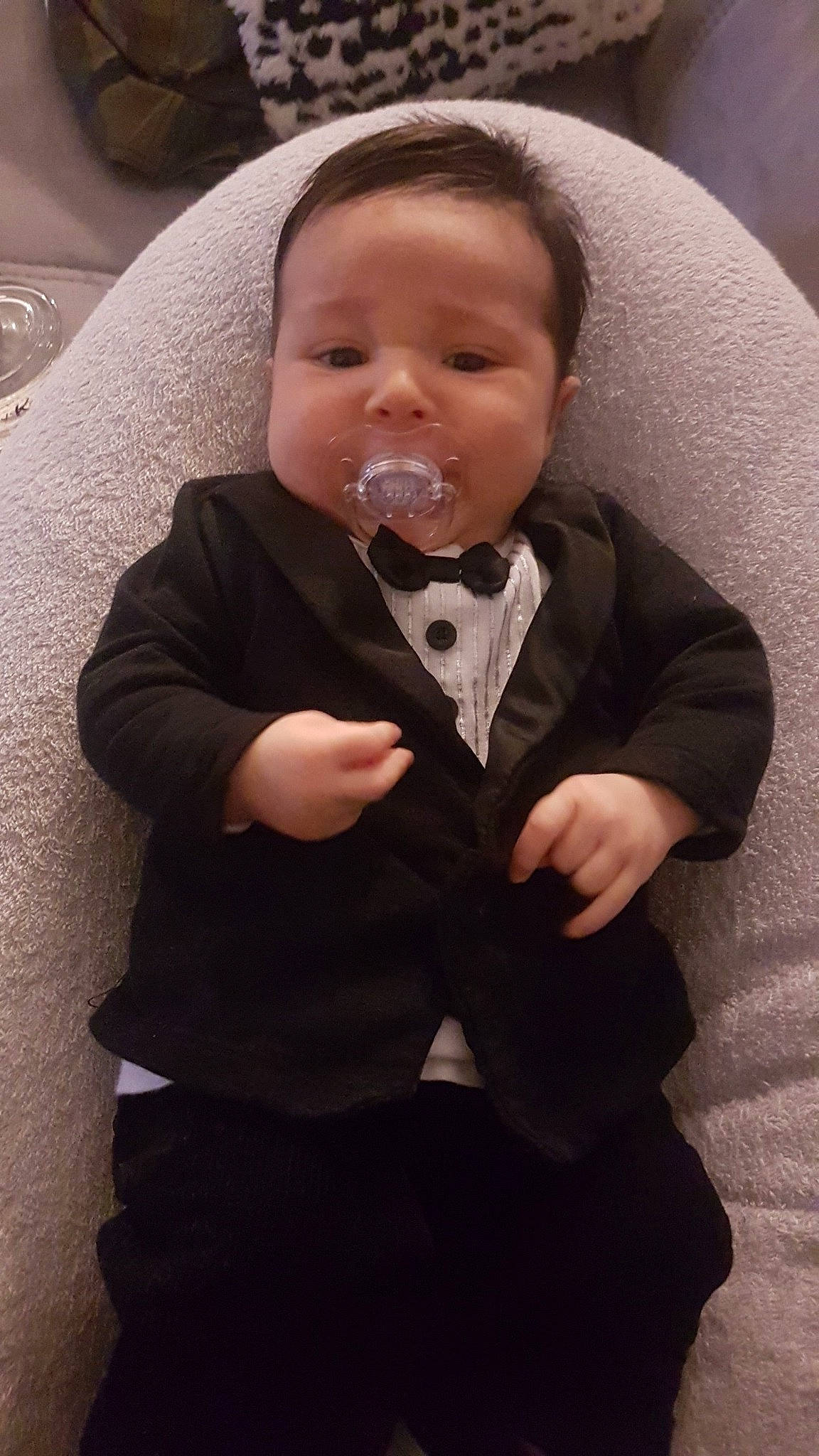 Kenzo a rejoint le concours — aidez-le/la à gagner de superbes lots ! baby, bow_tie, cheek, child, facial_expression, formal_wear, gentleman, head, joy, mouth, nose, outerwear, person, smile, suit, tie, toddler, tuxedo
