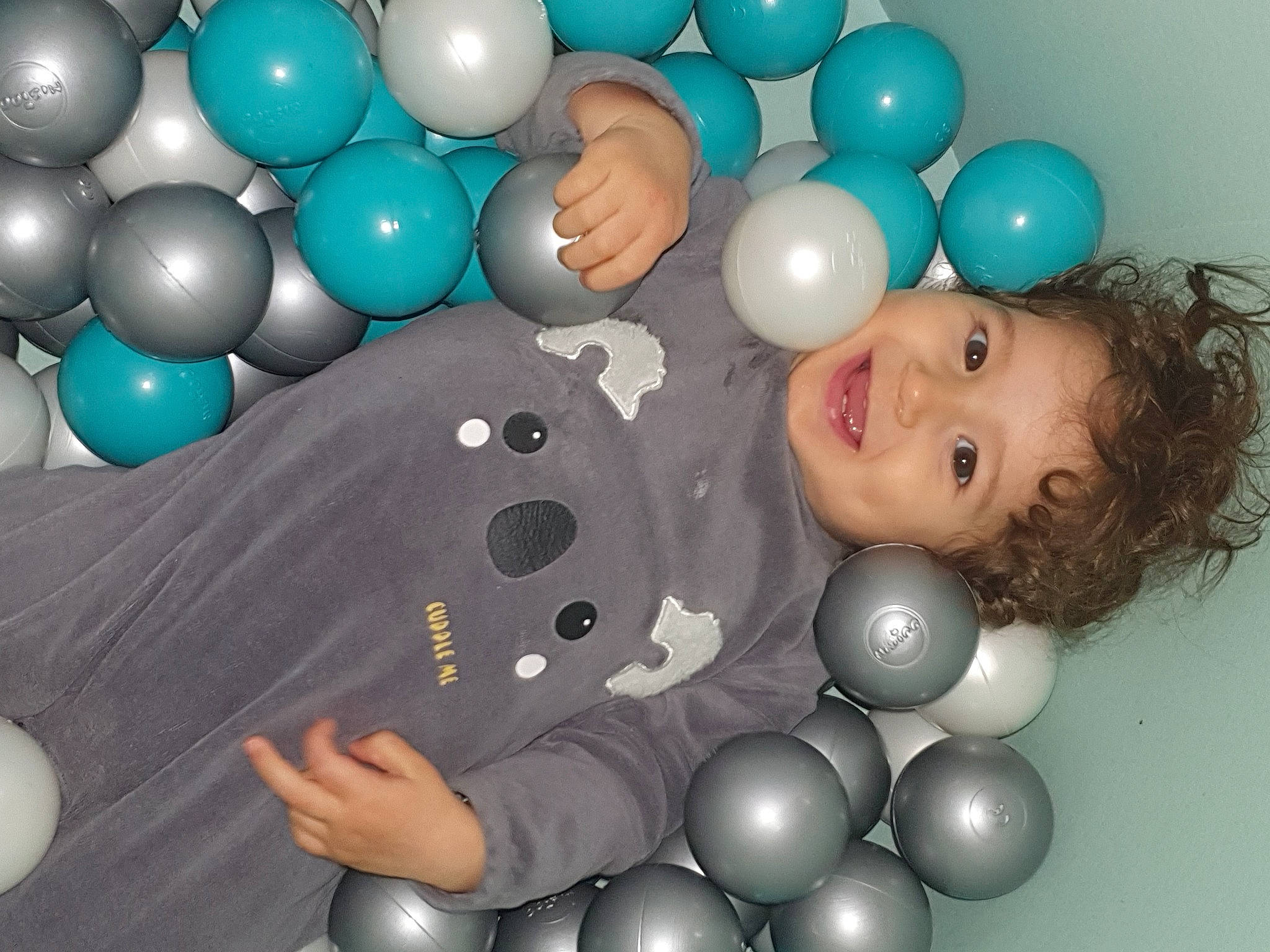 Ayden participe au concours pour gagner de l'argent avec cette photo : astronomical_object, balloon, blue, circle, electric_blue, event, flash_photography, fun, gesture, happy, joy, light, organism, party_supply, person, photograph, product, smile, snapshot, space