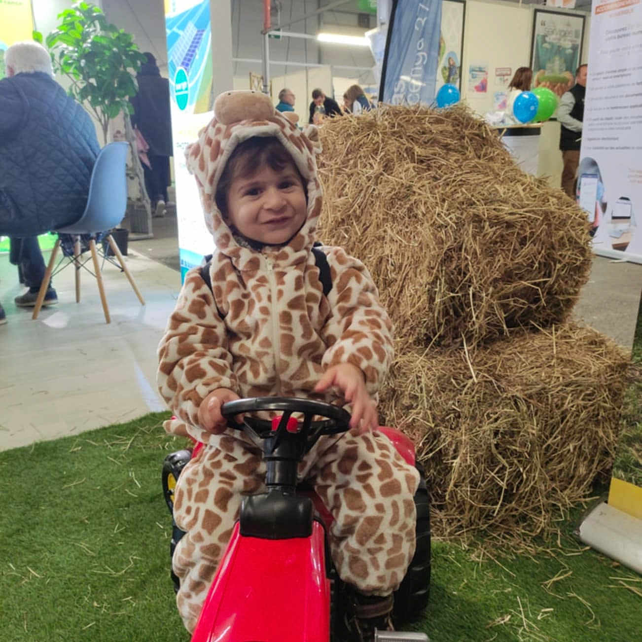 Thiago a rejoint le concours — aidez-le/la à gagner de superbes lots ! adult, architecture, baby, building, clothing, coat, e_scooter, face, grass, head, male, man, outdoors, person, photography, plant, portrait, pottedplant, shelter, transportation