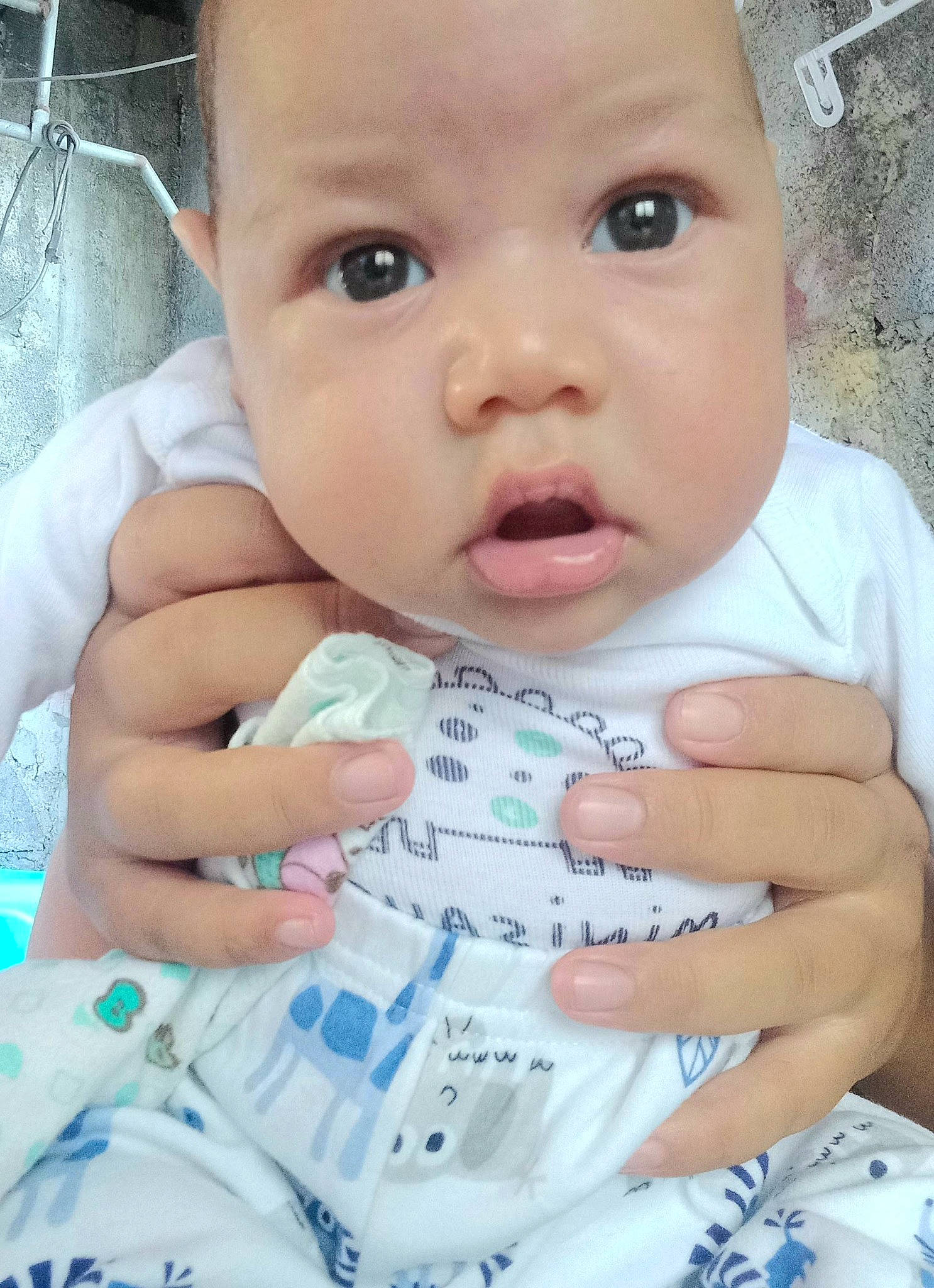 Maunaiki participe au concours pour gagner de l'argent avec cette photo : baby, baby_toddler_clothing, cheek, chin, eyebrow, eyelash, finger, gesture, hand, happy, iris, lip, mouth, nail, nose, person, pink, skin, sleeve, surprise