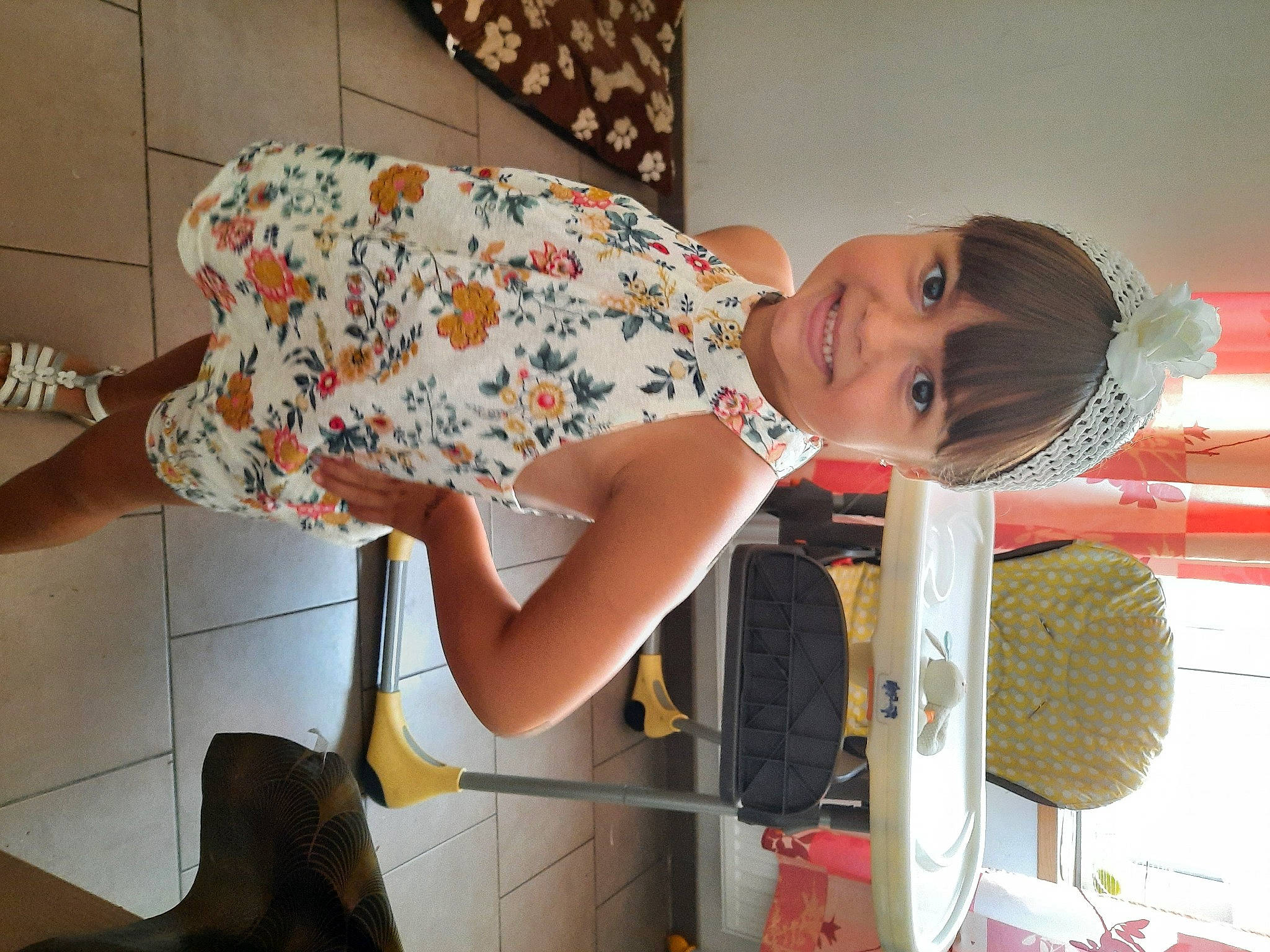 Meline a rejoint le concours — aidez-le/la à gagner de superbes lots ! baby_products, chair, child, comfort, elbow, fashion_design, fun, happy, human_leg, joint, joy, knee, leisure, pattern, person, room, smile, t_shirt, thigh, toddler