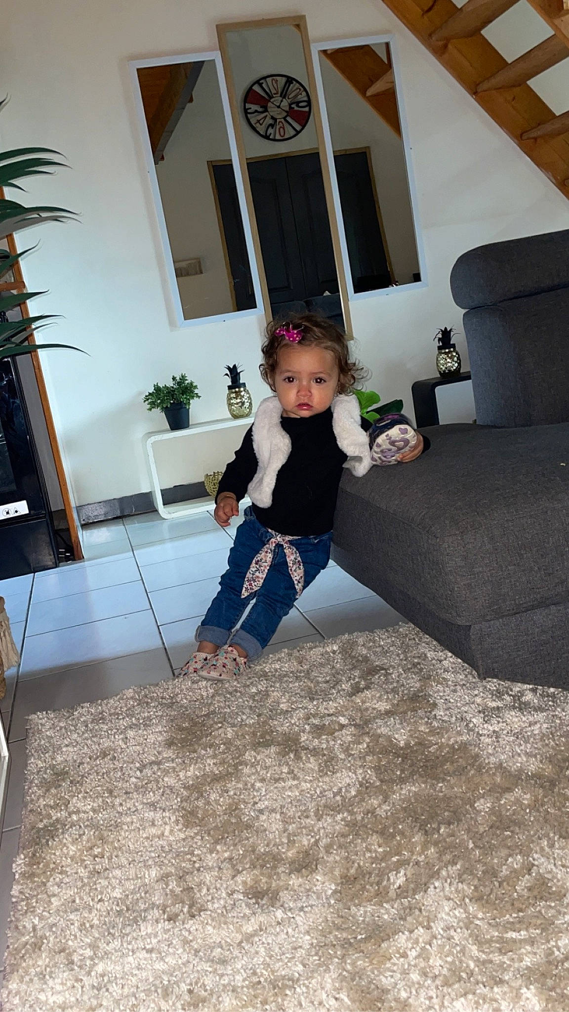Yliana participe au concours pour gagner de l'argent avec cette photo : baby, carpet, child, comfort, couch, door, floor, flooring, fun, grass, hardwood, hat, houseplant, living_room, person, plant, room, studio_couch, t_shirt, toddler