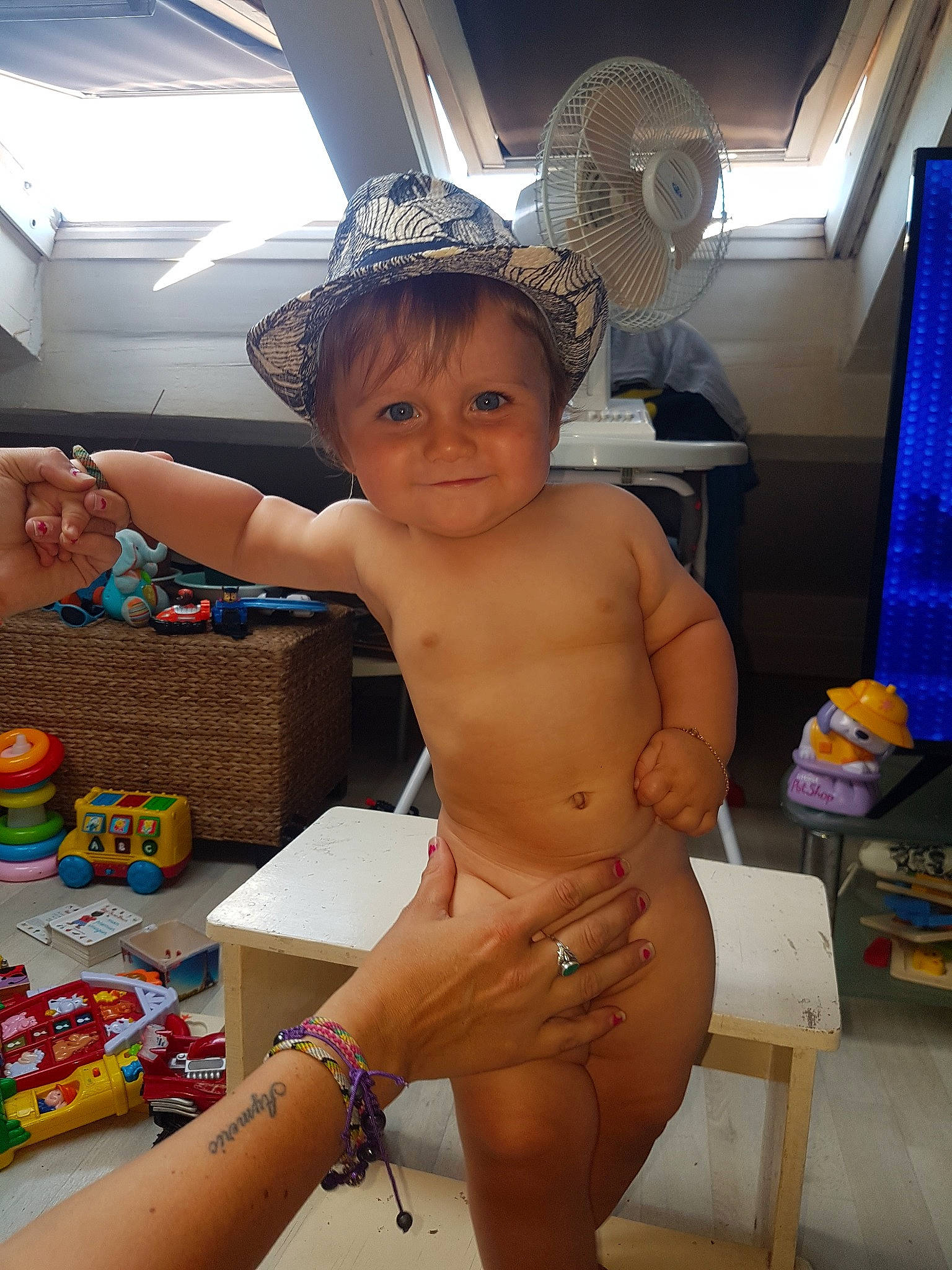 Tyron participe au concours pour gagner de l'argent avec cette photo : abdomen, barechested, bathing, box, chest, child, curtain, flooring, fun, happy, human_leg, joy, leisure, navel, party_supply, person, selfie, thigh, thumb, toddler