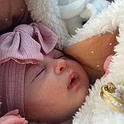 Romy participe au concours pour gagner de l'argent avec cette photo : baby, blanket, bow, child, closeup, cozy, cute, face, fur, hand, headband, indoors, newborn, peaceful, pink, portrait, rest, sleeping, soft, warm