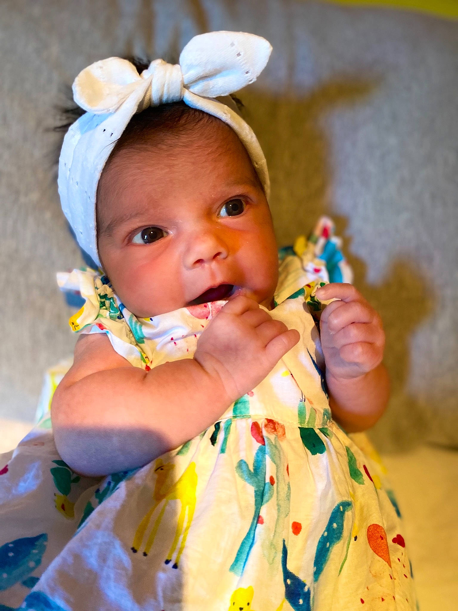 Lili a rejoint le concours — aidez-le/la à gagner de superbes lots ! baby, cheek, child, ear, fashion_accessory, hair_accessory, neck, person, play, skin, smile, toddler, yellow