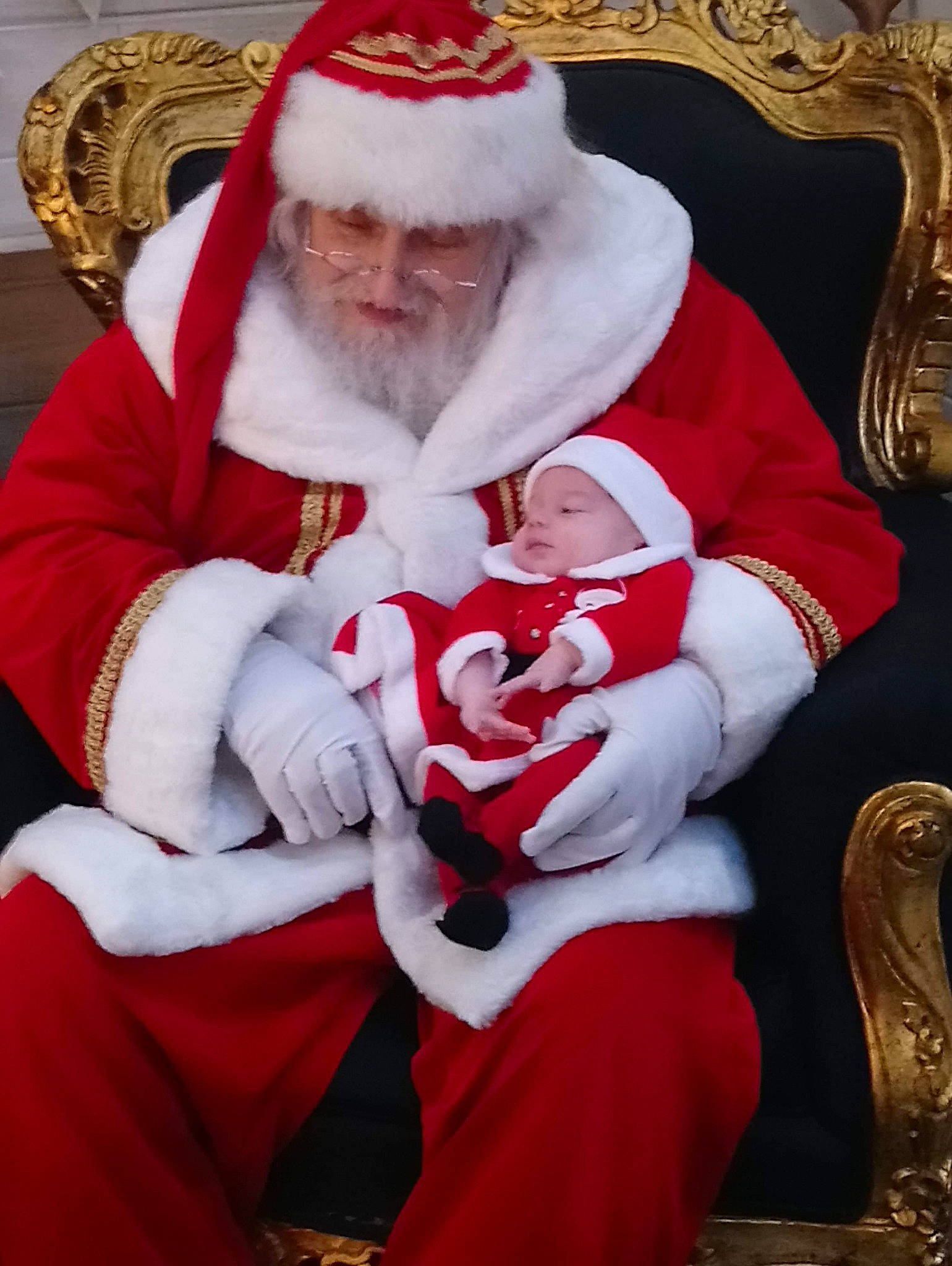 Léa participe au concours pour gagner de l'argent avec cette photo : christmas, fictional_character, headwear, lap, person, santa_claus, tradition