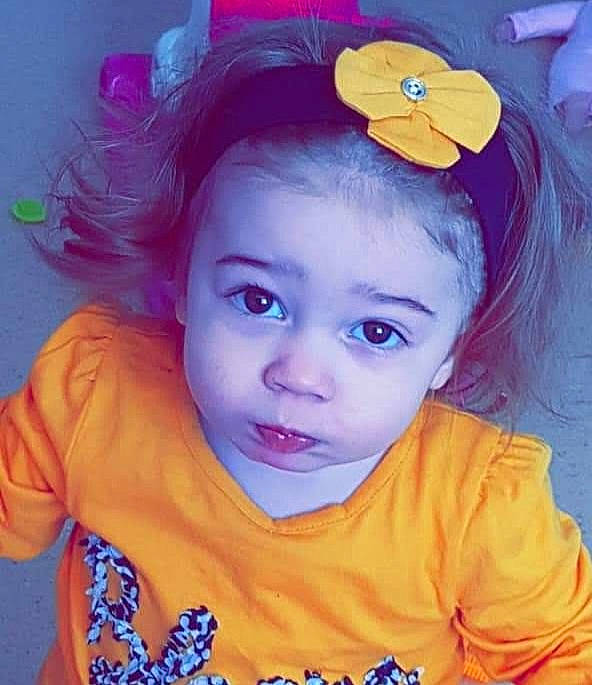 Manon participe au concours pour gagner de l'argent avec cette photo : azure, cheek, chin, eye, eyebrow, eyelash, face, forehead, hair, hairstyle, head, iris, lip, mouth, neck, nose, organ, person, purple, skin