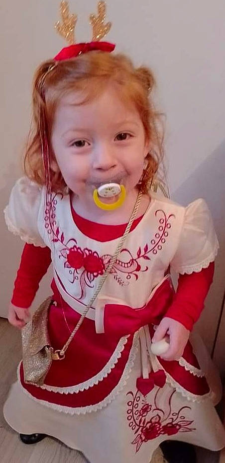 Laé a rejoint le concours — aidez-le/la à gagner de superbes lots ! baby, baby_toddler_clothing, bib, cheek, child, embellishment, eyelash, face, hair, happy, head, joy, lip, neck, pattern, person, pink, skin, sleeve, sweetness