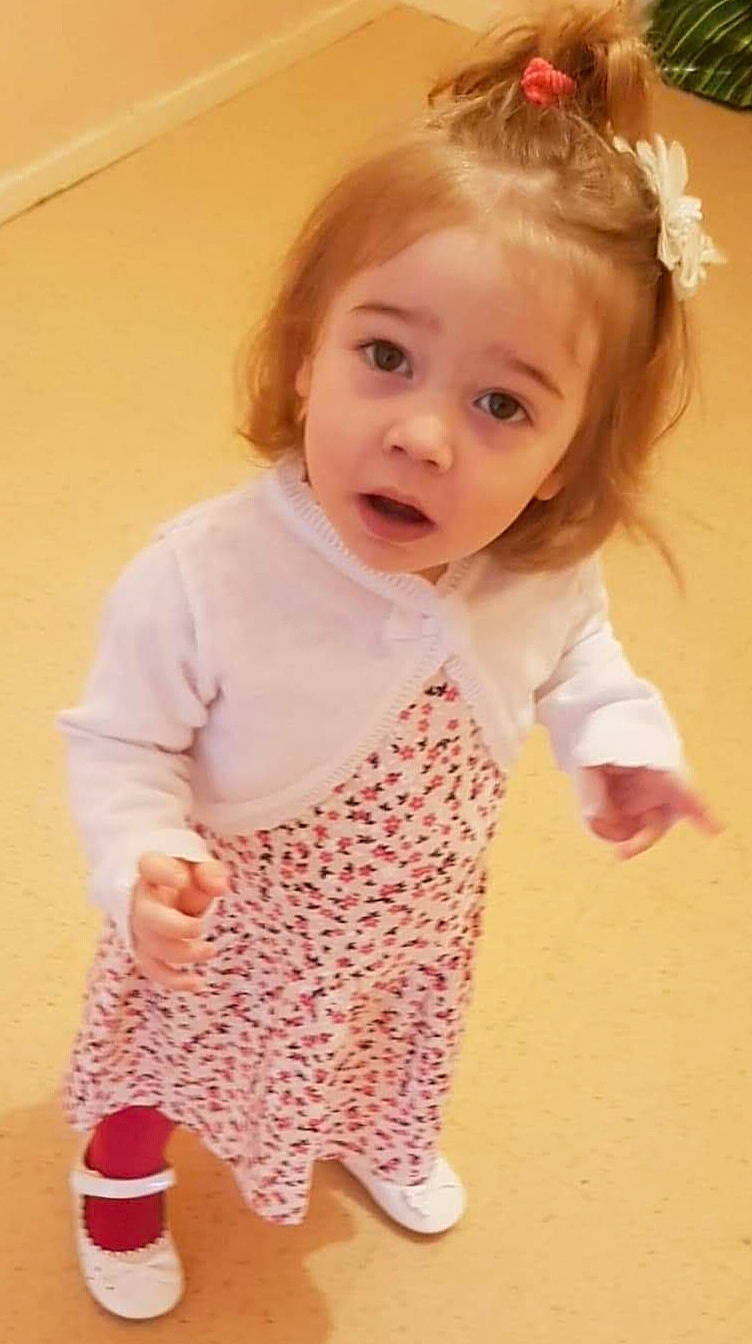 Manon participe au concours pour gagner de l'argent avec cette photo : baby, baby_toddler_clothing, cheek, child, face, flooring, gesture, hair, happy, head, human_body, neck, pattern, person, pink, shoulder, skin, sleeve, smile, surprise