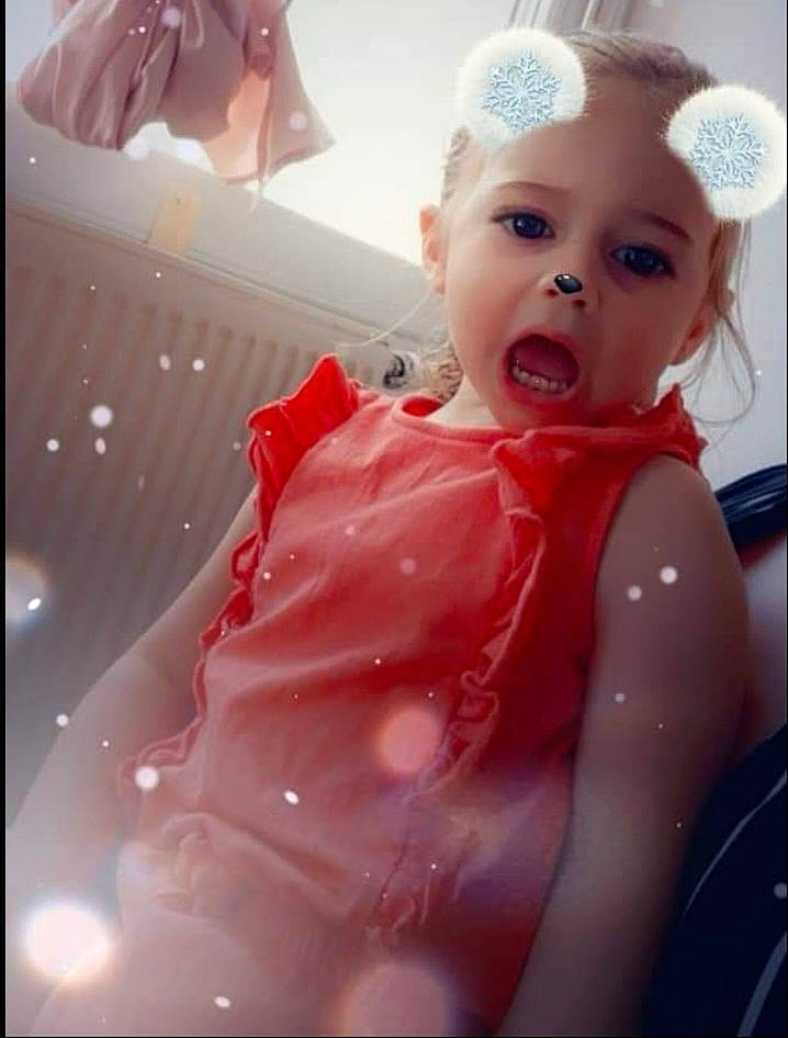 Manon participe au concours pour gagner de l'argent avec cette photo : baby, baby_toddler_clothing, bathing, bridal_accessory, child, dress, eyelash, fashion_accessory, fashion_design, fun, happy, headpiece, lip, magenta, pattern, peach, person, pink, sleeve, surprise