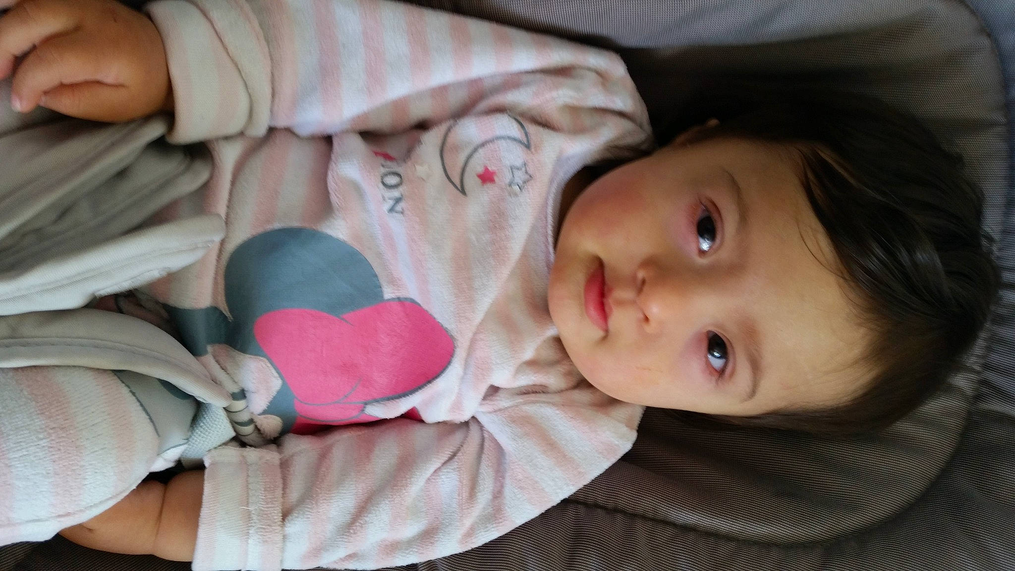 Jenna a rejoint le concours — aidez-le/la à gagner de superbes lots ! baby, baby_toddler_clothing, cheek, child, comfort, eye, facial_expression, hand, iris, lip, mammal, mouth, nose, organ, people, person, product, skin, sleeve, toddler