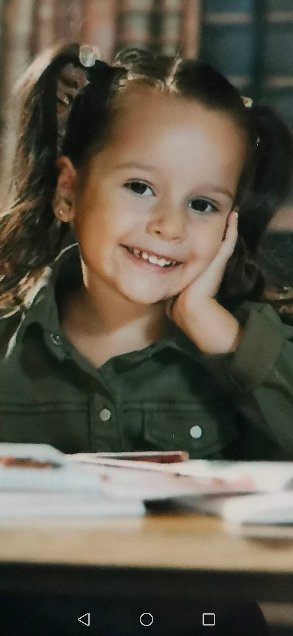 Lisa a rejoint le concours — aidez-le/la à gagner de superbes lots ! cheek, child, eye, eyebrow, eyelash, face, flash_photography, forehead, fun, hairstyle, happy, iris, joy, lip, monochrome, nose, person, portrait_photography, smile, snapshot