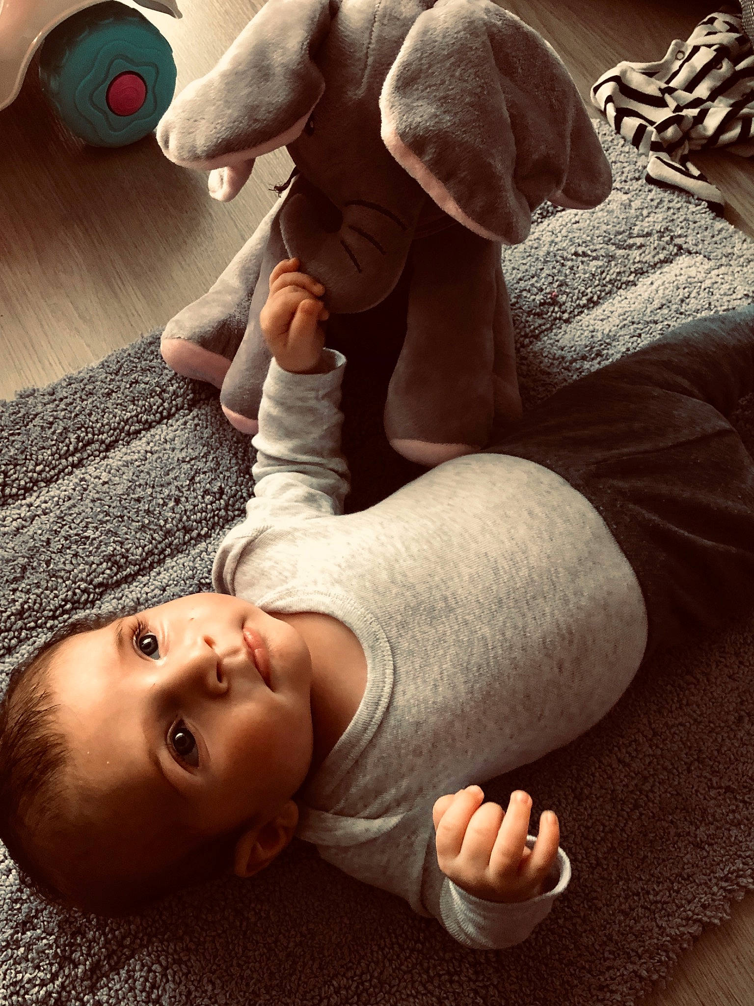 Samuel a rejoint le concours — aidez-le/la à gagner de superbes lots ! arm, baby, child, cool, finger, floor, flooring, foot, hand, happy, joint, leg, nose, people, person, play, selfie, shoe, smile, toddler
