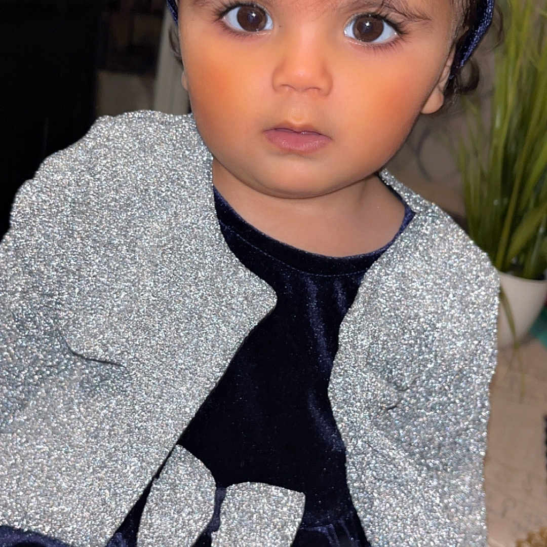 Yasmine Pinheiro a rejoint le concours — aidez-le/la à gagner de superbes lots ! bodypart, bonnet, boy, child, clothing, dress, face, finger, formalwear, hand, hat, head, knitwear, longsleeve, male, person, photography, portrait, sleeve, sweater