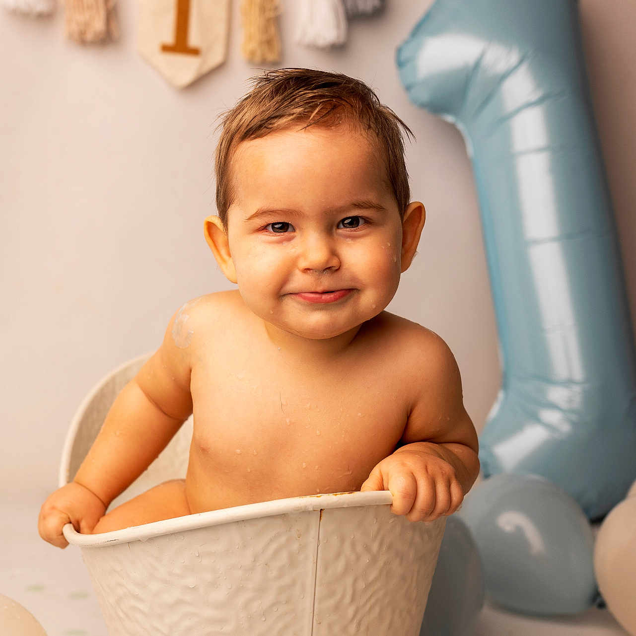 Lyzao a rejoint le concours — aidez-le/la à gagner de superbes lots ! baby, balloon, banner, bath, blue_balloon, bucket, chubby_cheeks, cute, decoration, first_birthday, number_one, one_year, party, playful, sitting, smile, studio_portrait, tassel, toddler, water_droplets
