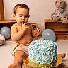 Lyzao participe au concours pour gagner de l'argent avec cette photo : baby, balloon, banner, bare_torso, birthday, blue_cake, cake, celebration, child, finger, frosting, gold_plate, messy, portrait, sitting, studio_shot, teddy_bear, toddler, wood_slice, wooden_crate