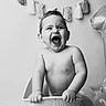 Lyzao a rejoint le concours — aidez-le/la à gagner de superbes lots ! baby, balloon, bathtub, black_and_white, celebration, child, cute, first_birthday, hands, joyful, laughing, number_one_balloon, open_mouth, portrait, shirtless, smile, studio, tassel_garland, toddler, water_droplets