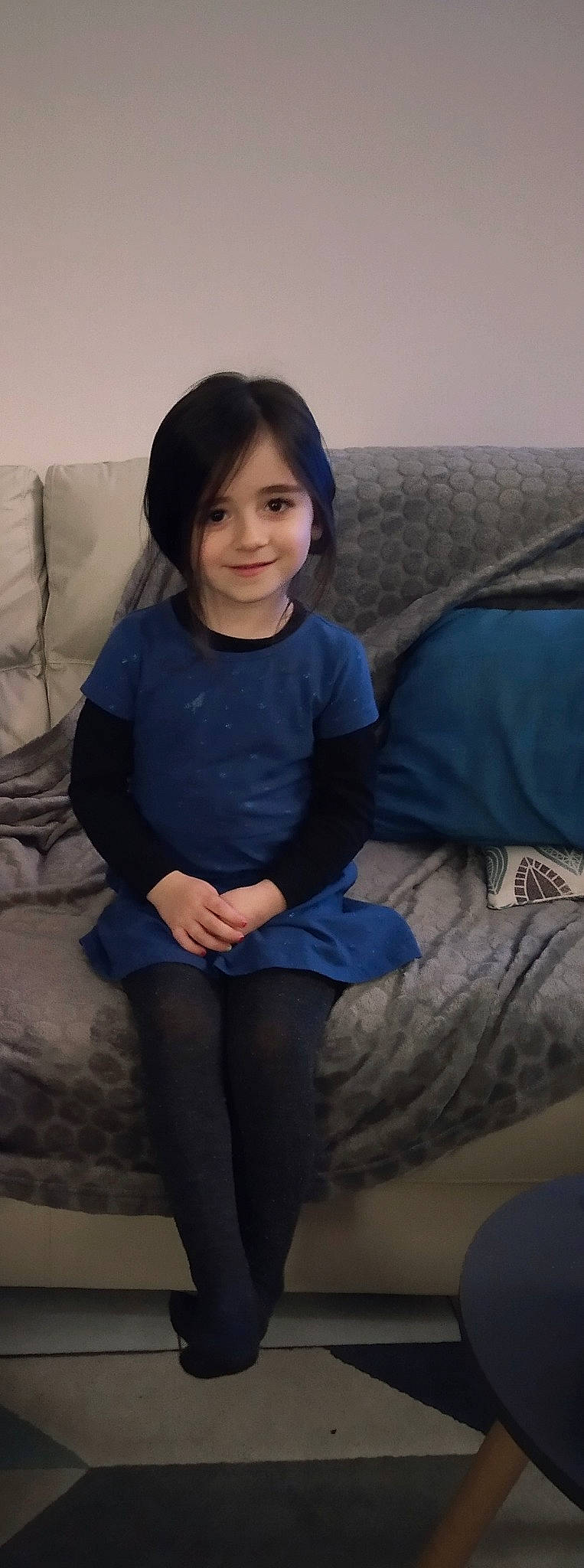 Nina a rejoint le concours — aidez-le/la à gagner de superbes lots ! black, black_hair, blue, comfort, couch, electric_blue, facial_expression, hairstyle, joint, joy, leggings, living_room, long_hair, long_sleeved_t_shirt, neck, person, sitting, sleeve, snapshot, thigh