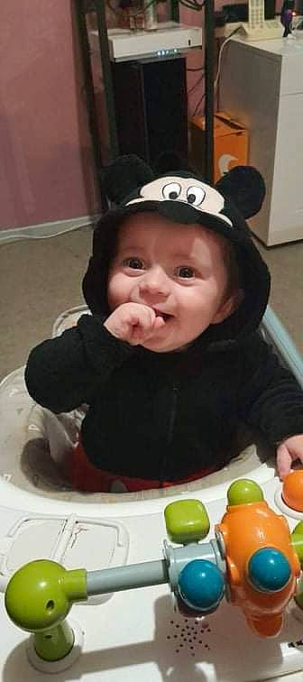 Matteis participe au concours pour gagner de l'argent avec cette photo : baby, baby_toddler_clothing, baseball_cap, bib, cap, cheek, child, comfort_food, drinkware, face, fun, happy, headwear, helmet, nose, person, sitting, skin, sweetness, table