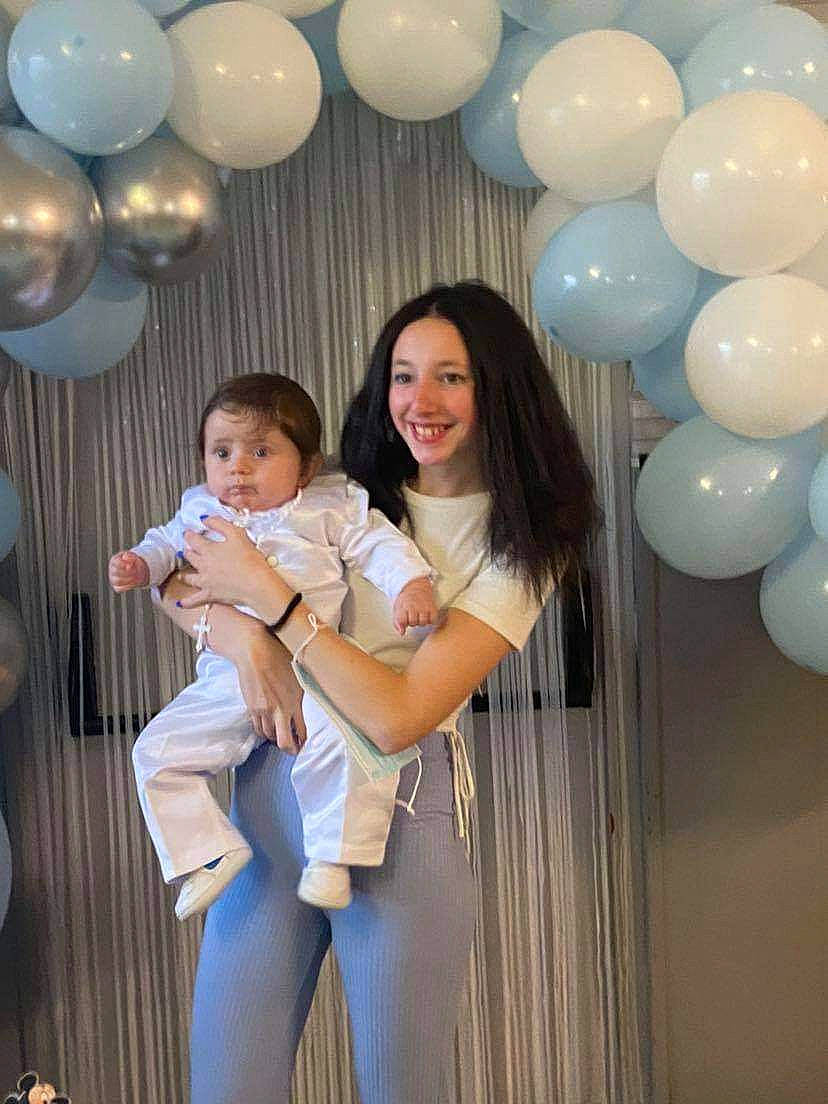 Matteis participe au concours pour gagner de l'argent avec cette photo : azure, baby, balloon, facial_expression, fashion, flash_photography, fun, happy, human, interaction, joy, lighting, organ, party_supply, people, person, photograph, pink, smile, social_group