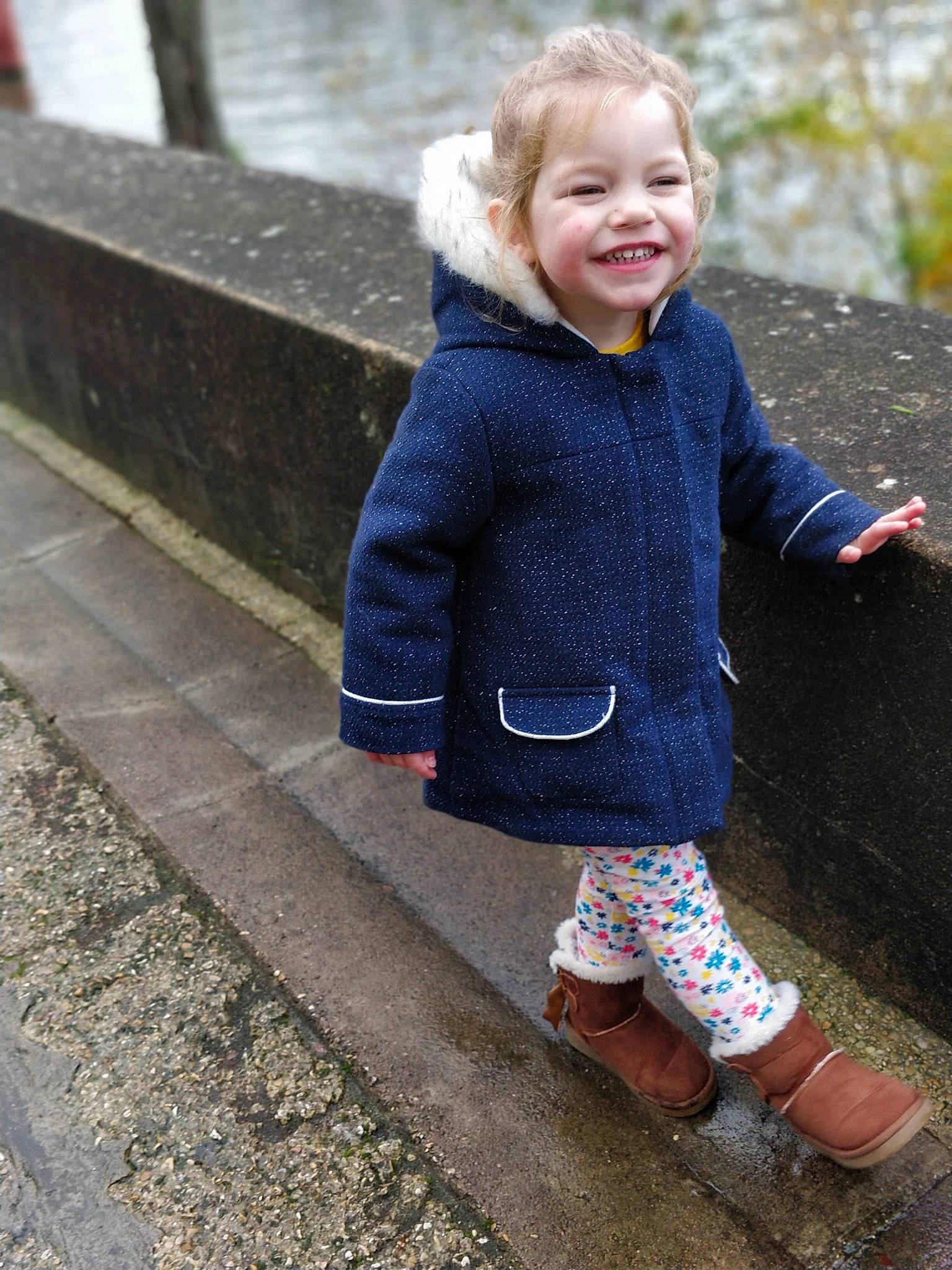 Alix a rejoint le concours — aidez-le/la à gagner de superbes lots ! baby_toddler_clothing, denim, dress, eye, face, footwear, hair, head, human_body, joy, leg, people_in_nature, person, plant, shoe, shoulder, sleeve, smile, standing, street_fashion