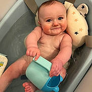 Gustave a rejoint le concours — aidez-le/la à gagner de superbes lots ! arm, baby, bath, bath_time, bathtub, blue_eyes, cheek, cute, foot, hand, happy, head_support, infant, pillow, playing, skin, smiling, star_pattern, toy_cup, water
