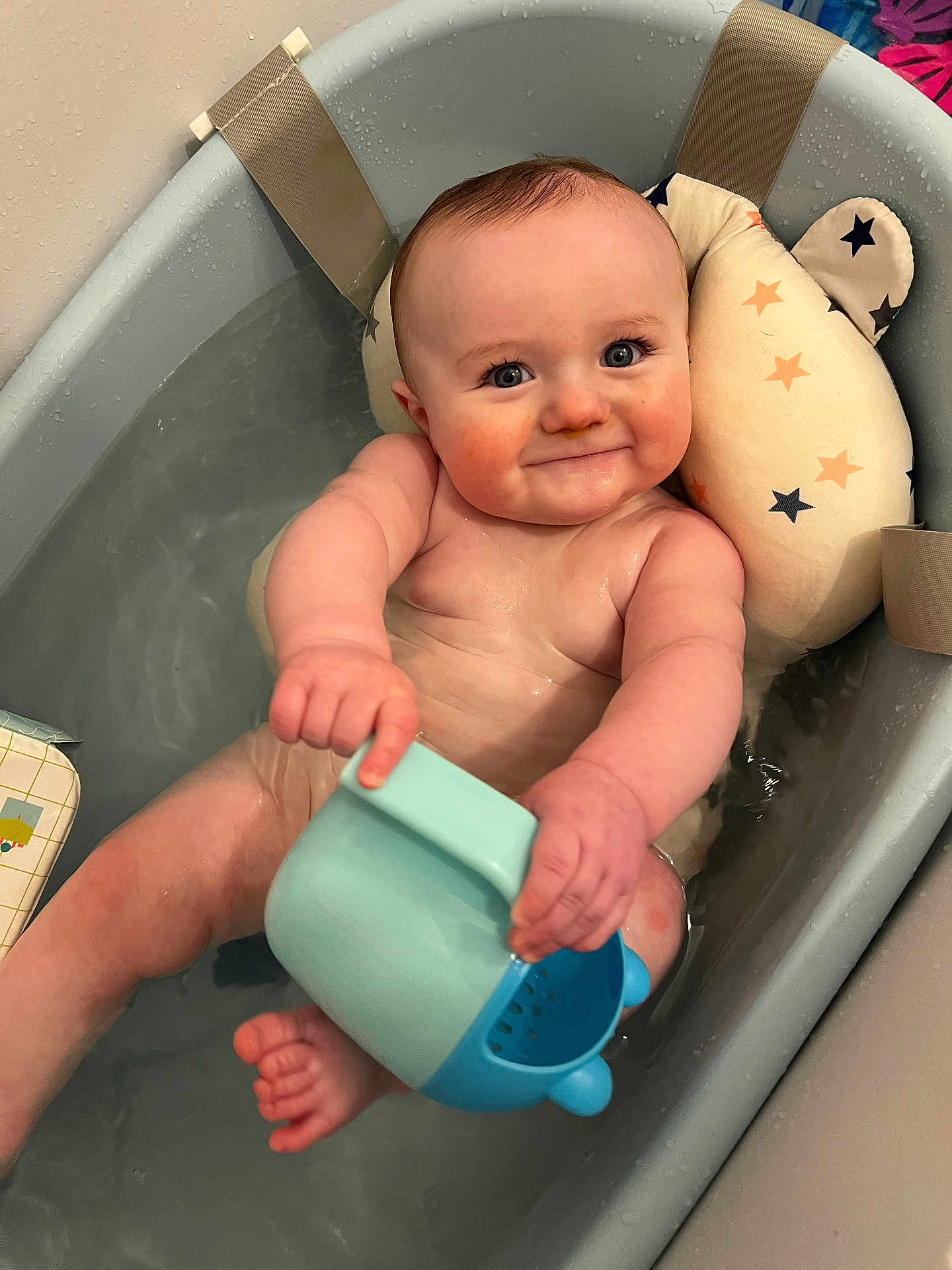 Gustave a rejoint le concours — aidez-le/la à gagner de superbes lots ! arm, baby, bath, bath_time, bathtub, blue_eyes, cheek, cute, foot, hand, happy, head_support, infant, pillow, playing, skin, smiling, star_pattern, toy_cup, water
