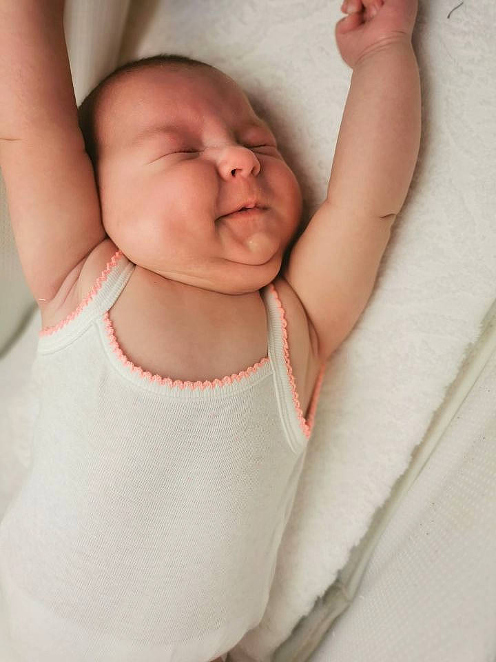 Rosa a rejoint le concours — aidez-le/la à gagner de superbes lots ! arm, baby, baby_sleeping, cheek, child, face, finger, gesture, hand, neck, nose, person, pink, skin, sleep, stomach, toddler