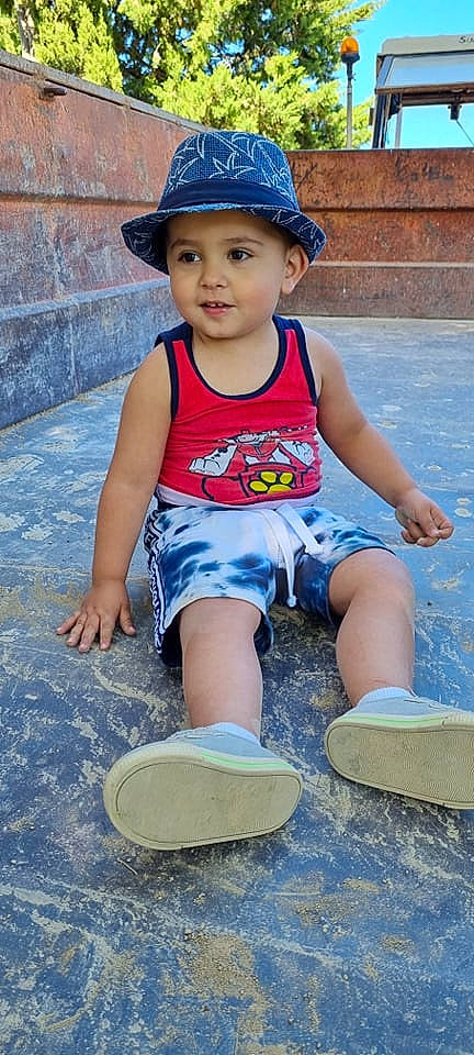 Titi participe au concours pour gagner de l'argent avec cette photo : azure, baby_toddler_clothing, blue, child, cool, electric_blue, fun, grass, happy, hat, headwear, leisure, person, photograph, public_space, recreation, smile, snapshot, summer, toddler