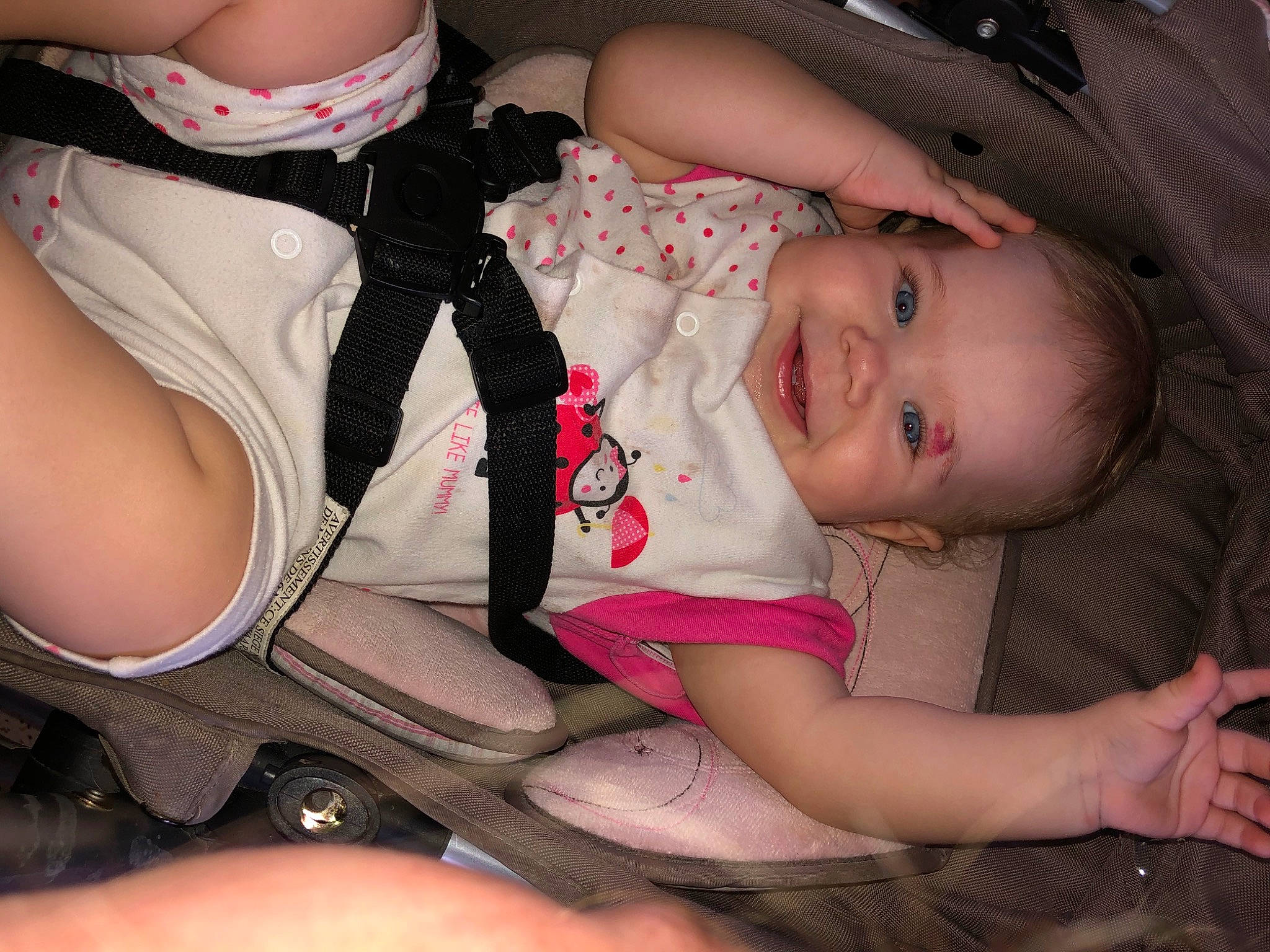 Giulia a rejoint le concours — aidez-le/la à gagner de superbes lots ! baby, baby_products, black_hair, car_seat, cheek, child, finger, hand, joy, leg, mouth, nail, person, pink, product, thumb, toddler