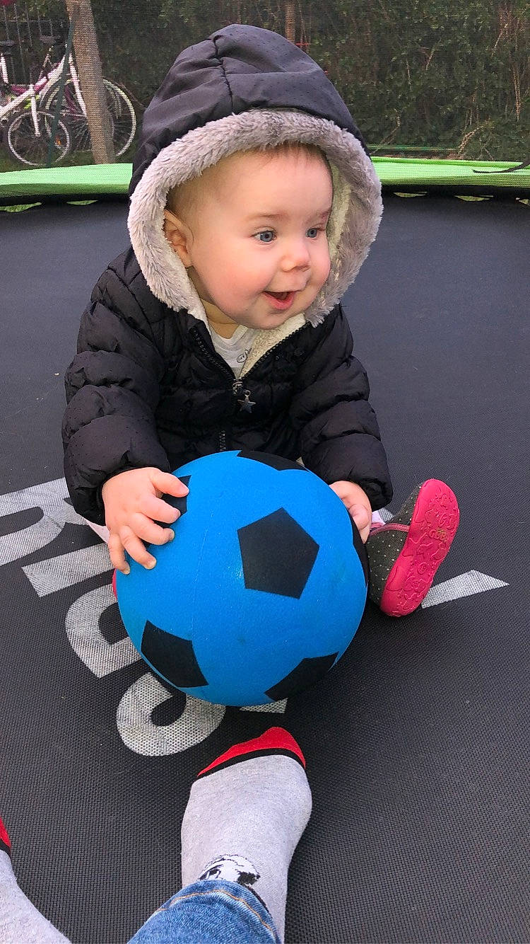 Giulia participe au concours pour gagner de l'argent avec cette photo : ball, child, person, play, soccer_ball, toddler