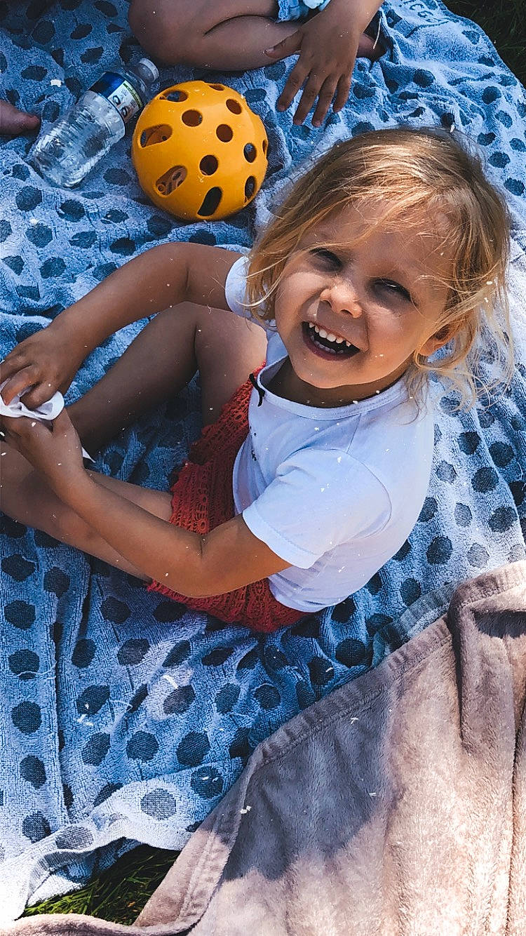 Elena participe au concours pour gagner de l'argent avec cette photo : child, fun, joy, leisure, person, smile