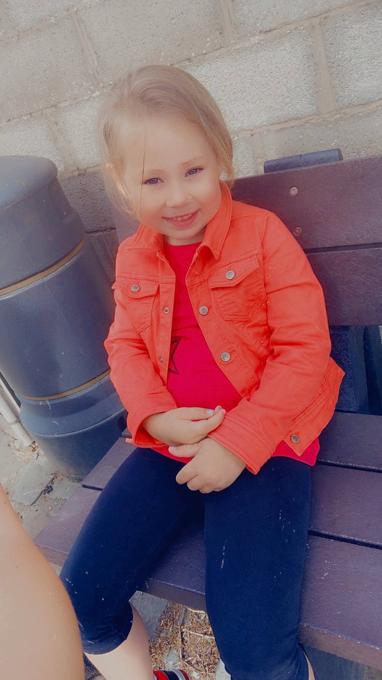 Emma a rejoint le concours — aidez-le/la à gagner de superbes lots ! child, joy, person, sitting, smile, standing, toddler