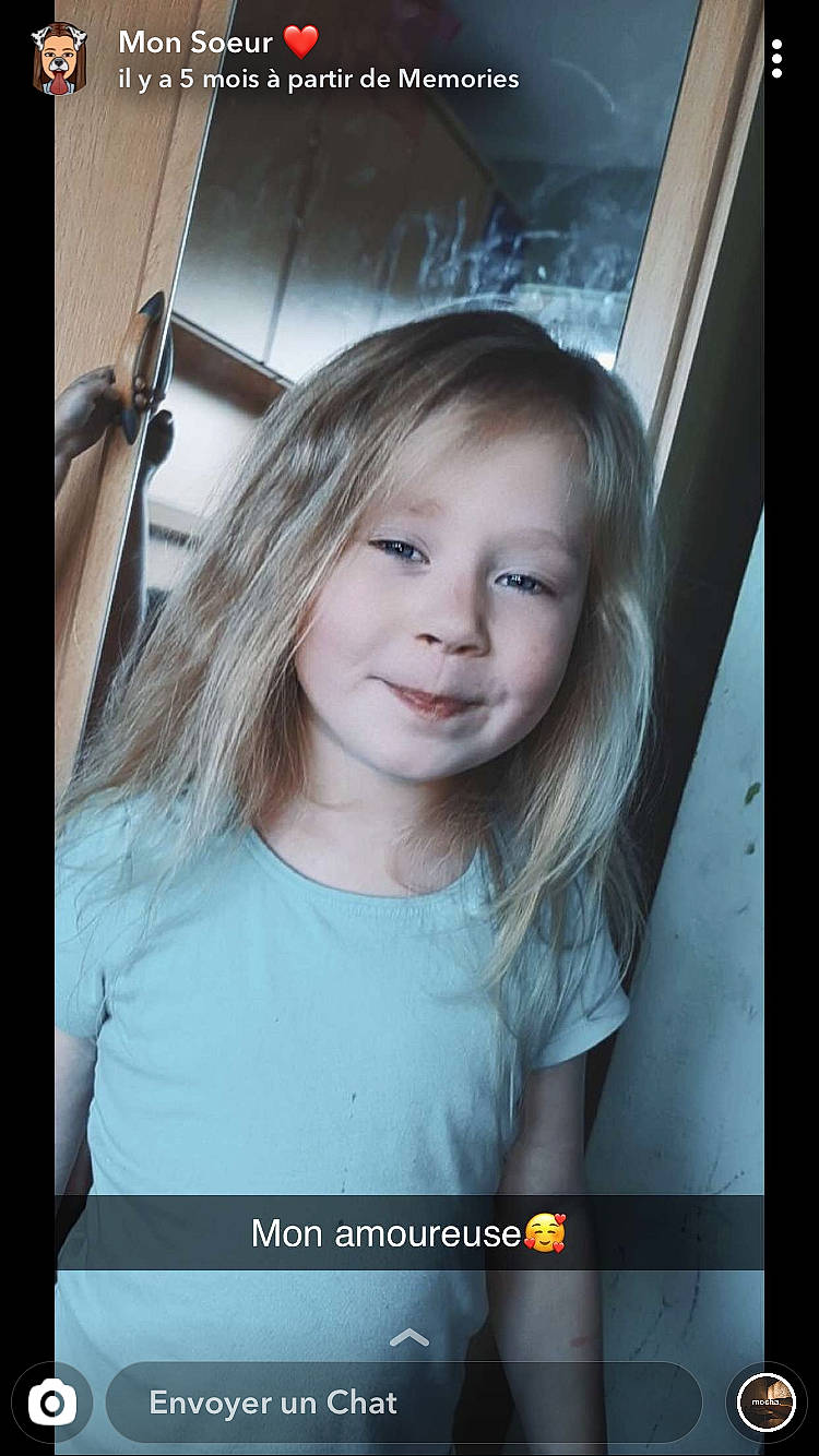 Emma a rejoint le concours — aidez-le/la à gagner de superbes lots ! beauty, blond, brown_hair, child, child_model, eye, face, facial_expression, fun, hair, hairstyle, head, joy, long_hair, nose, person, photo_caption, photography, skin, smile